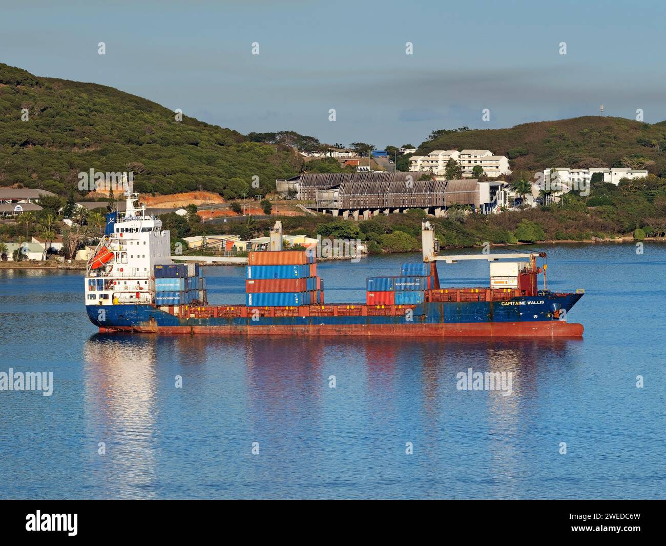 Industrie maritime / porte-conteneurs, Capitaine Wallis dans le port de Nouméa, Nouvelle-Calédonie. Banque D'Images