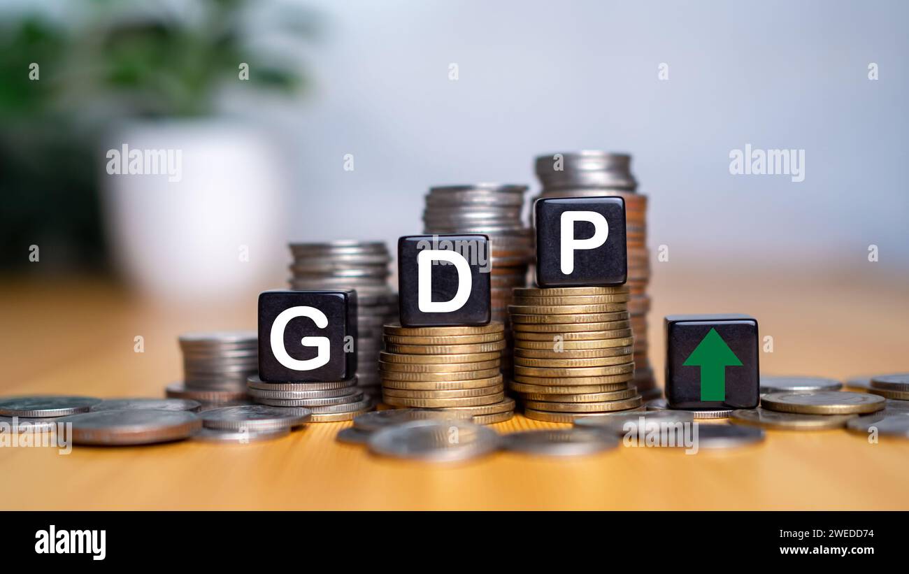 Produit intérieur brut, Finances, gestion, Economique, inflation, récession et concepts monétaires, bloc de PIB avec piles de pièces et sym de flèche HAUT et bas Banque D'Images