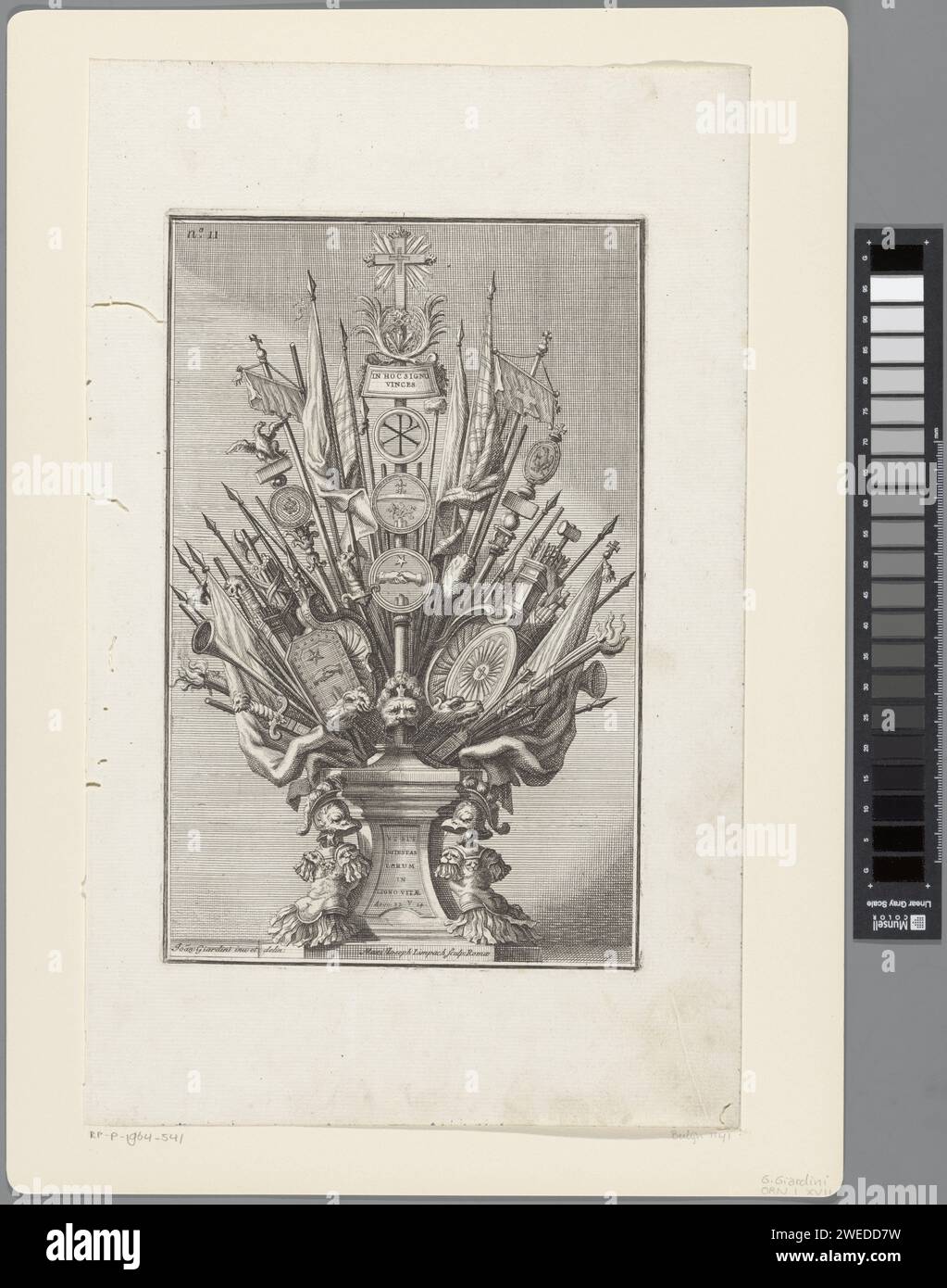 Support de relique avec des lances, des boucliers, une armure et une croix, 1714 impressions numérotées en haut à gauche : non 11. Imprimeur : Romeafter dessin par : Italyafter conception par : ItalyVaticaanstad papier gravure reliques (et reliquaires). armes. armes de casting : lance. armes de protection : bouclier Banque D'Images