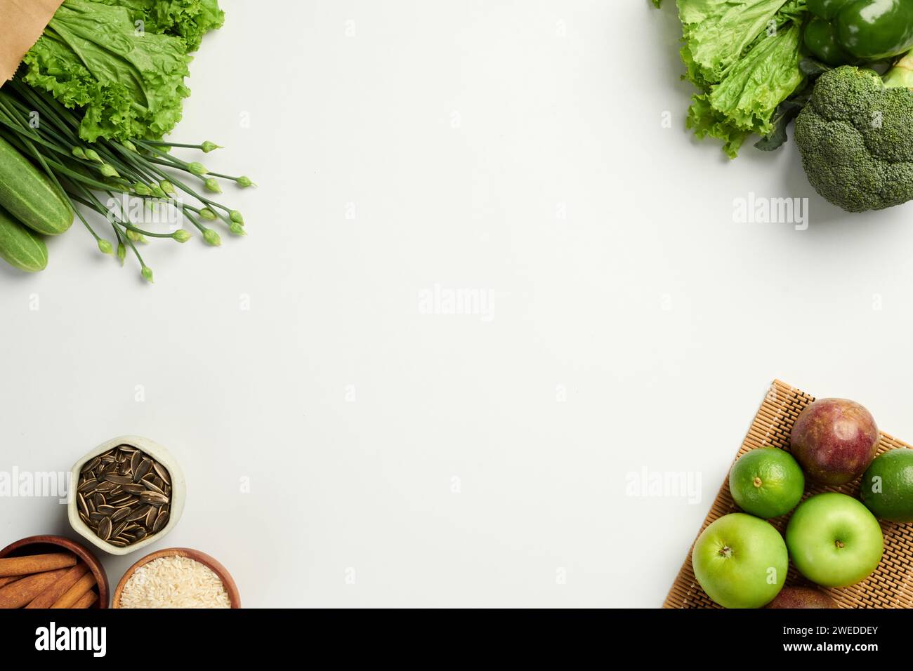 Fond avec divers légumes verts, fruits et graines Banque D'Images