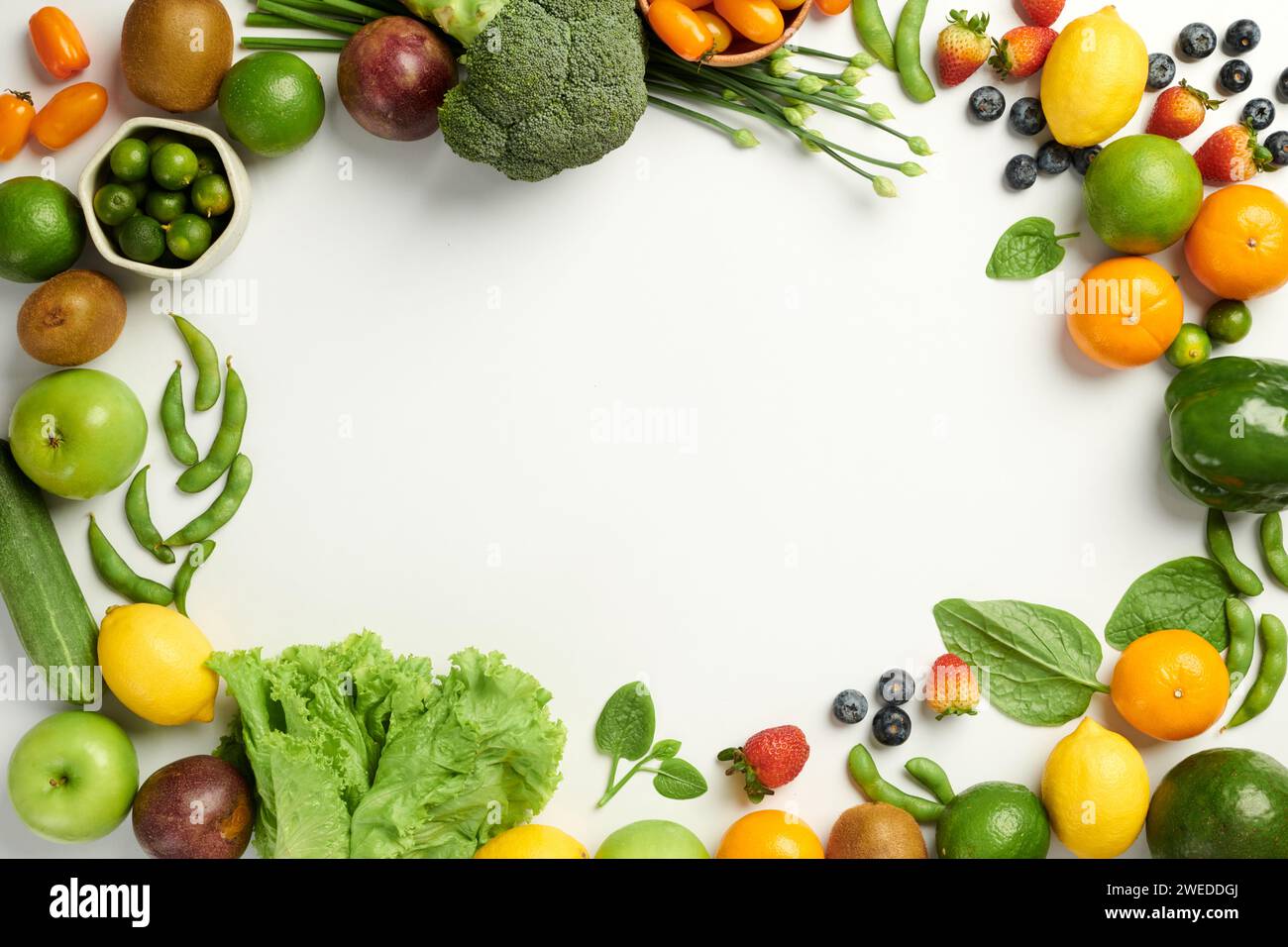 Fond alimentaire sain avec des fruits et légumes biologiques Banque D'Images