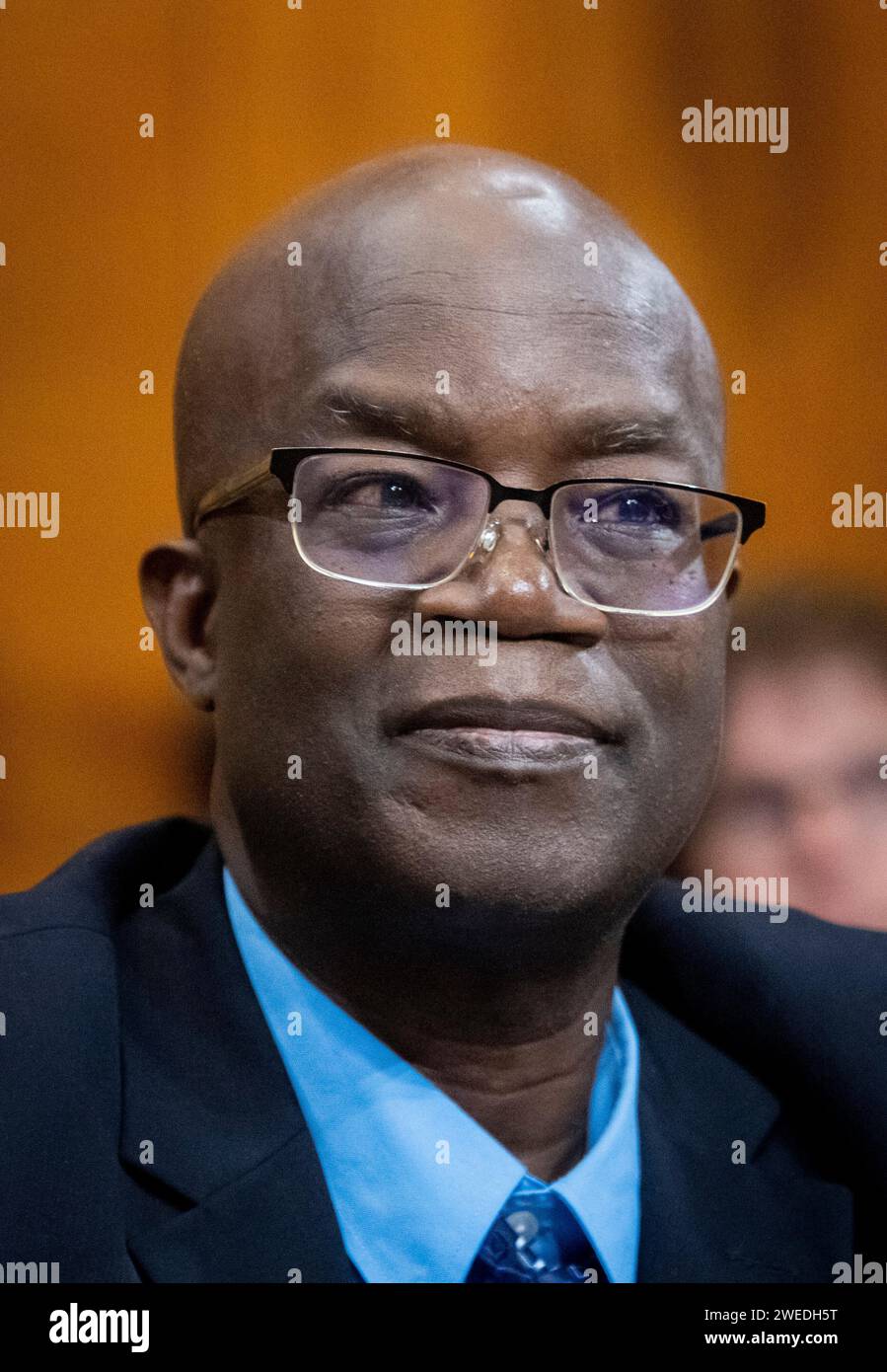 Washington, Vereinigte Staaten. 24 janvier 2024. Rashid Sumaila, professeur à l'Université Killam, Institut des océans et des pêches, Université de la Colombie-Britannique, comparaît devant une audience du Comité sénatorial du budget pour examiner comment la crise climatique menace les industries océaniques, dans l'édifice du Sénat Dirksen à Washington, DC, le mercredi 24 janvier 2024. Crédit : Rod Lamkey/CNP/dpa/Alamy Live News Banque D'Images