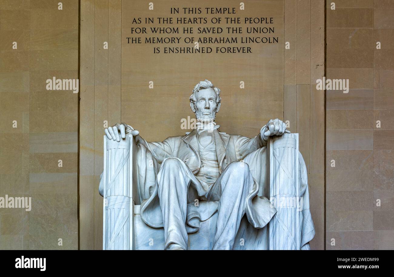 Monument au seizième président des États-Unis d'Amérique Abraham Lincoln assis et observant la capitale américaine depuis son temple dans le W. Banque D'Images