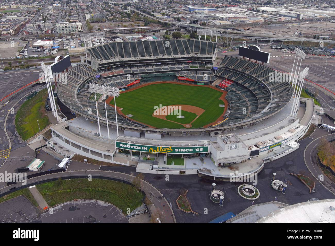 Une vue aérienne générale du Coliseum du comté d'Oakland-Alameda, dimanche 31 décembre 2023, à Oakland, Etalonnage Banque D'Images