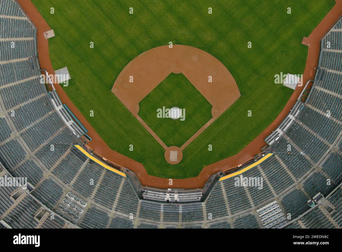 Une vue aérienne générale du terrain de baseball du Coliseum du comté d'Oakland-Alameda, dimanche 31 décembre 2023, à Oakland, Etalonnage Banque D'Images