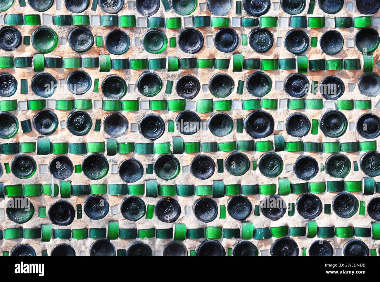 Un fond de mur de bouteille en verre. Maison murale fabriquée à partir de matériaux de construction recyclés. Banque D'Images