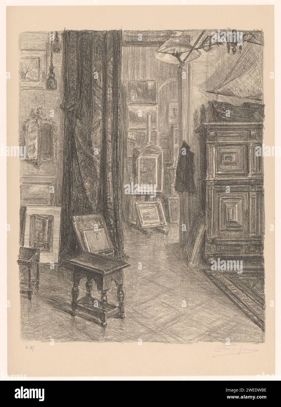 Intérieur d'un atelier, Carel Nicolaas tempête de 's -Gravesande, 1851 - 1924 imprimer Une chambre avec vue sur une deuxième chambre. Dans la pièce arrière il y a un chevalet et des peintures accrochées au mur. Sur la droite se trouve une armoire avec un modèle de navire dessus. Peut-être l'atelier de l'artiste à Wiesbaden. Atelier papier, atelier  peintre Wiesbaden Banque D'Images