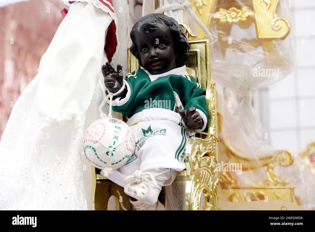 Non exclusif : 23 janvier 2024, Mexico, Mexique : les magasins vendent Dieu enfant avec des costumes avec des thèmes divers avant le Festival Candelaria dans le Banque D'Images