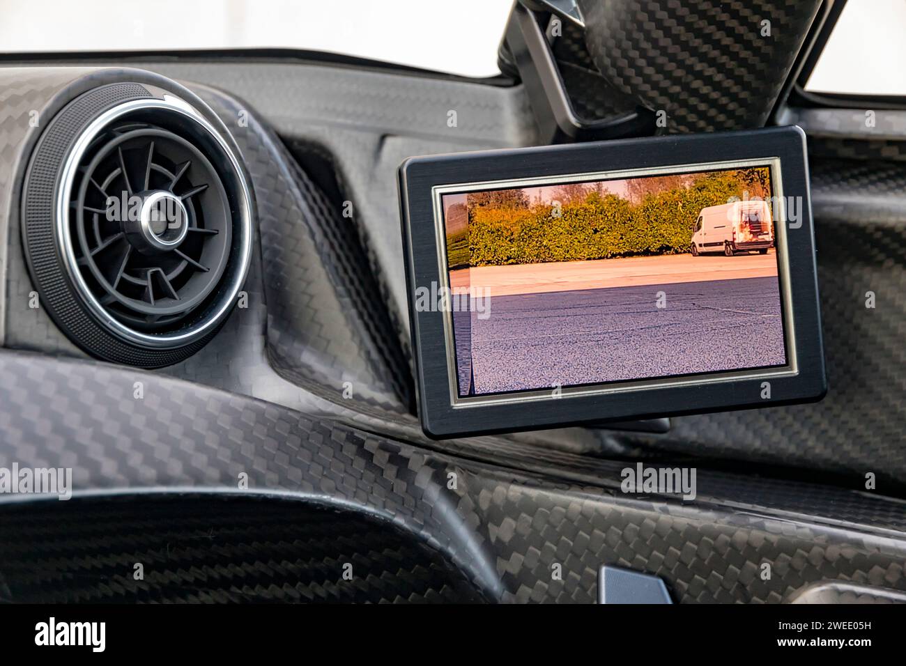 Écran LCD de voiture Modrn fonctionnant comme une caméra de recul Banque D'Images