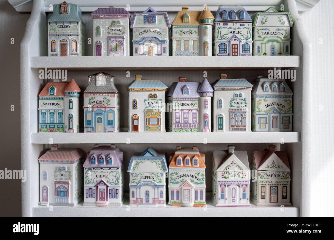 Étagère à épices Vintage Des Années 50 – Porcelaine Crème, Doré Et Bois, 12 Pots
