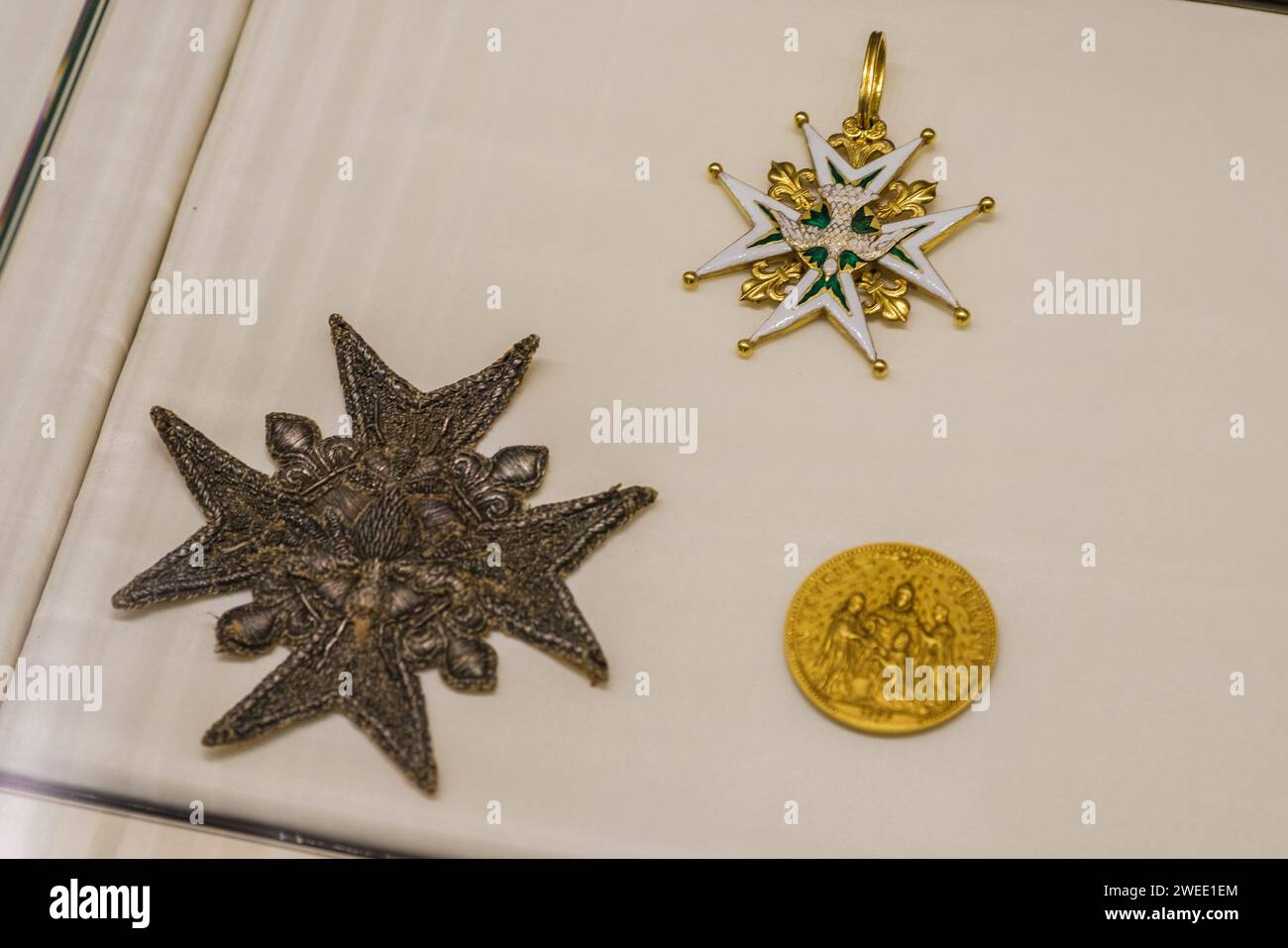 Arnaud BEINAT/Maxppp 2024/01/17, Paris, France. Musée de la Légion d'honneur et des ordres de chevalerie. Plaque et médaille de l'ordre du Saint Esprit (1578). FRANÇAIS : Musée de la Légion d'honneur et ordres de chevalerie. Médaille et plaque de l'ordre du Saint-Esprit (1578). Crédit : MAXPPP/Alamy Live News Banque D'Images