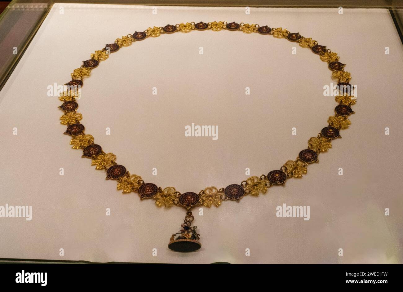 Arnaud BEINAT/Maxppp 2024/01/17, Paris, France. Musée de la Légion d'honneur et des ordres de chevalerie. Collier de l'ordre britannique de la Jarretière. FRANÇAIS : Musée de la Légion d'honneur et ordres de chevalerie. Ordre britannique de la Jarretière. Crédit : MAXPPP/Alamy Live News Banque D'Images
