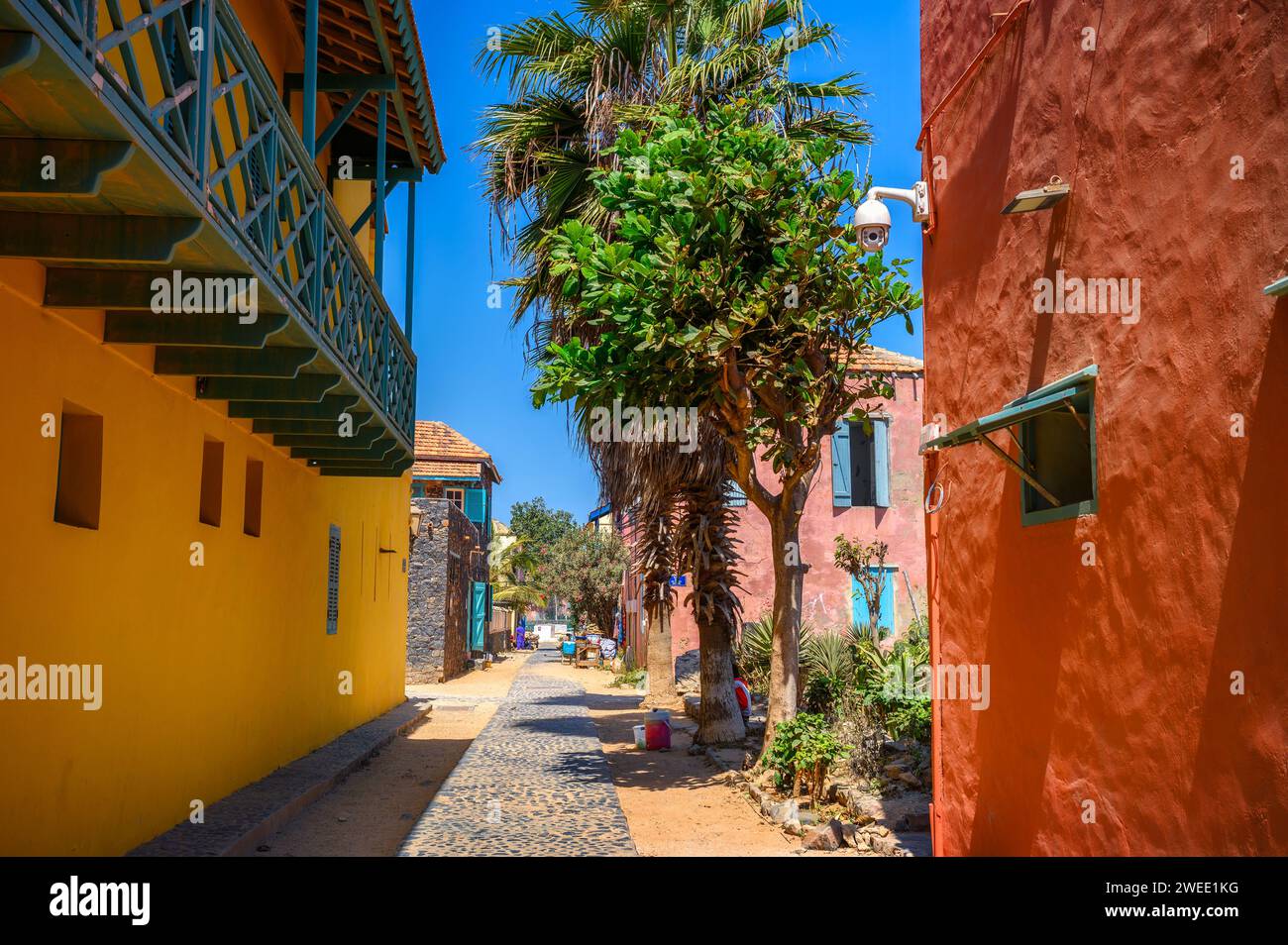 Les bâtiments colorés et les rues sablonneuses de l'île Gorée au Sénégal, en Afrique de l'Ouest Banque D'Images