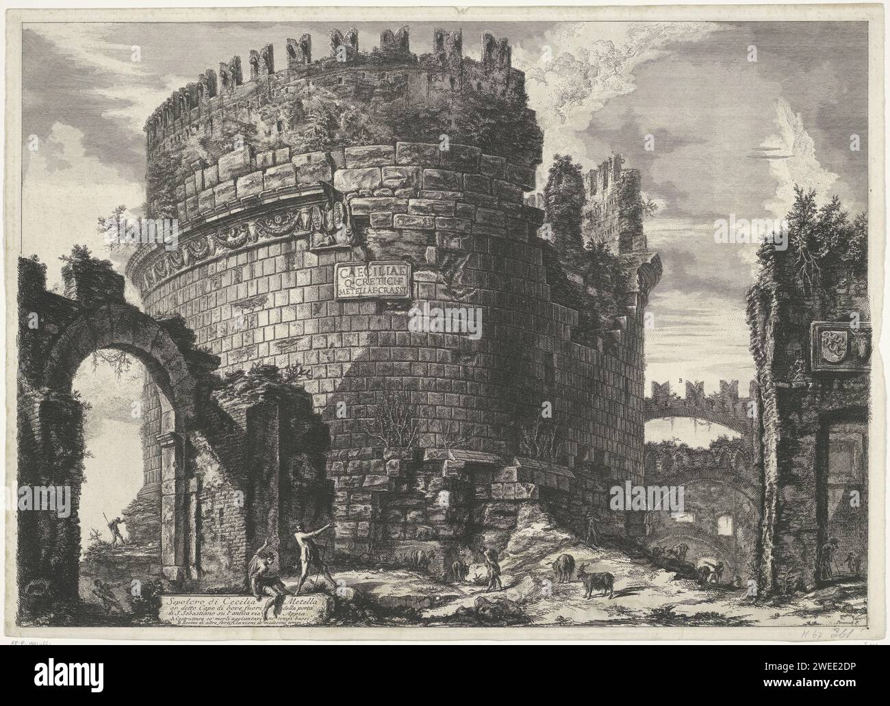 Tombe Van Caecilia Metella te Rome, Giovanni Battista Piranesi, 1748 - 1778 imprimer vue des restes de la tombe de Caecilia Metella sur la via Appia Antica juste à l'extérieur de Rome. Titre et lettres explicatives sur le bloc en bas à gauche. Tombe de gravure de papier Rome, tombe. vue sur la ville et paysage avec constructions artificielles. paysage avec ruines. Ruine d'un bâtiment ~ architecture Rome. Tombes Van Caecilia Metella. Via Appia Antica Banque D'Images