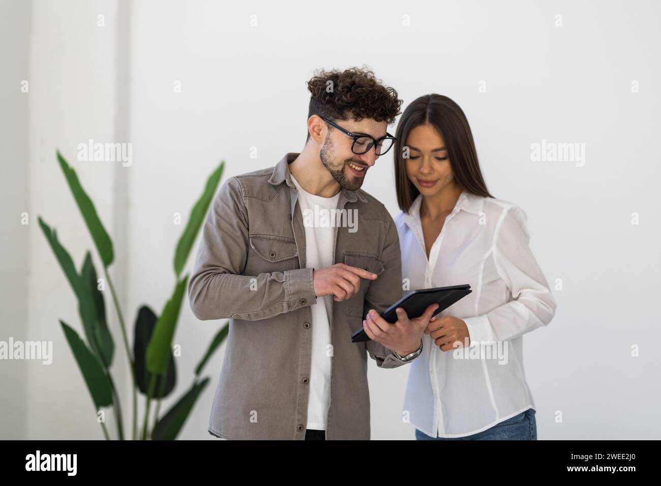Happy business collègues de bureau moderne à l'aide de tablet Banque D'Images