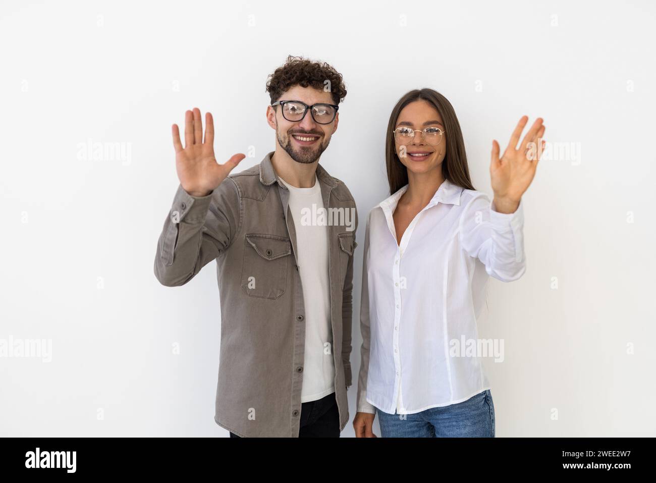 jeune femme brune et homme d'affaires de barbe faisant signe Banque D'Images