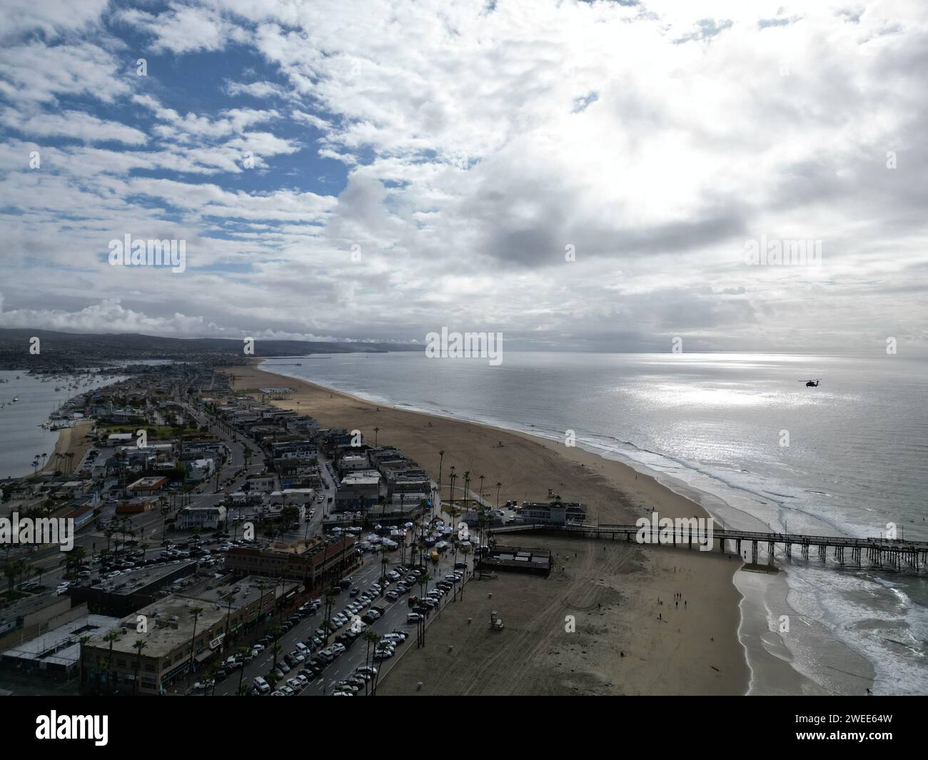 L'océan et la plage de sable servent de toile de fond pittoresque à Newport Beach Peninsula Banque D'Images