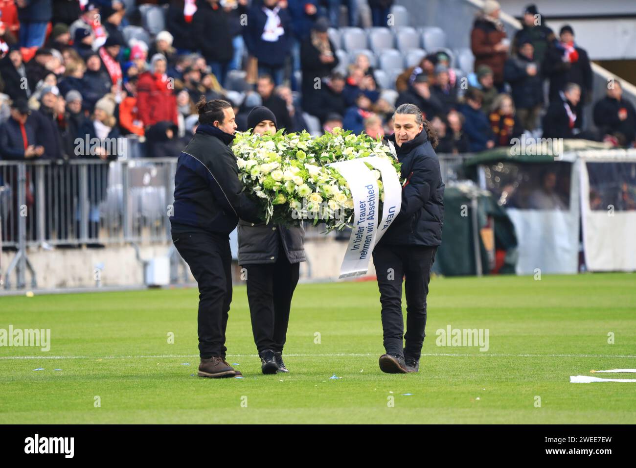 Tausende haben in der Allianz Arena Abschied von der Fussball-Legende Franz Beckenbauer genommen.Beckenbauer war am 7. Januar im Alter von 78 Jahren g Banque D'Images