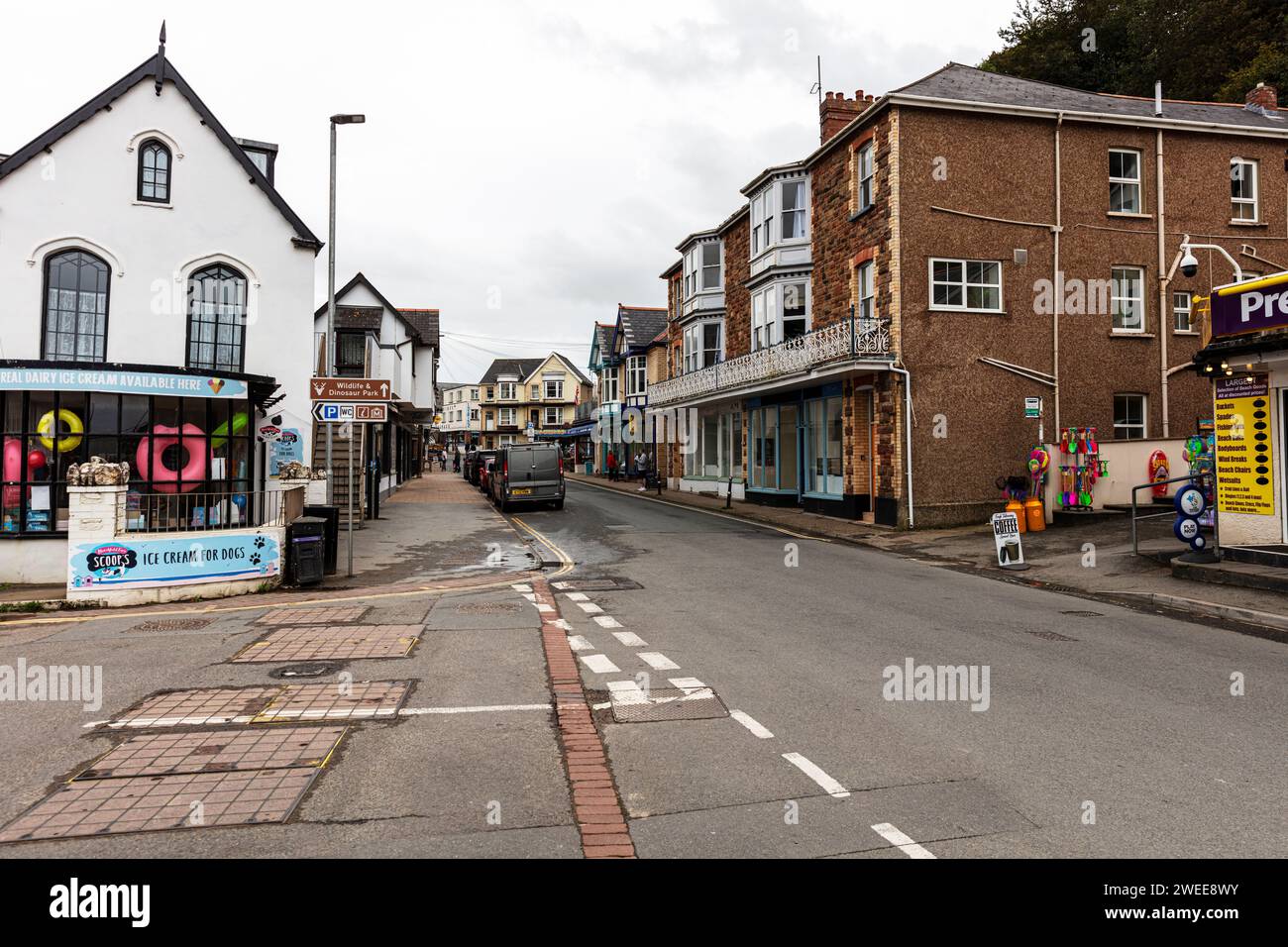 Combe Martin, nord du devon, devon, royaume-uni, Angleterre, Combe Martin Devon, Combe Martin village, Combe Martin UK, route, magasins, rue, littoral, village, Banque D'Images