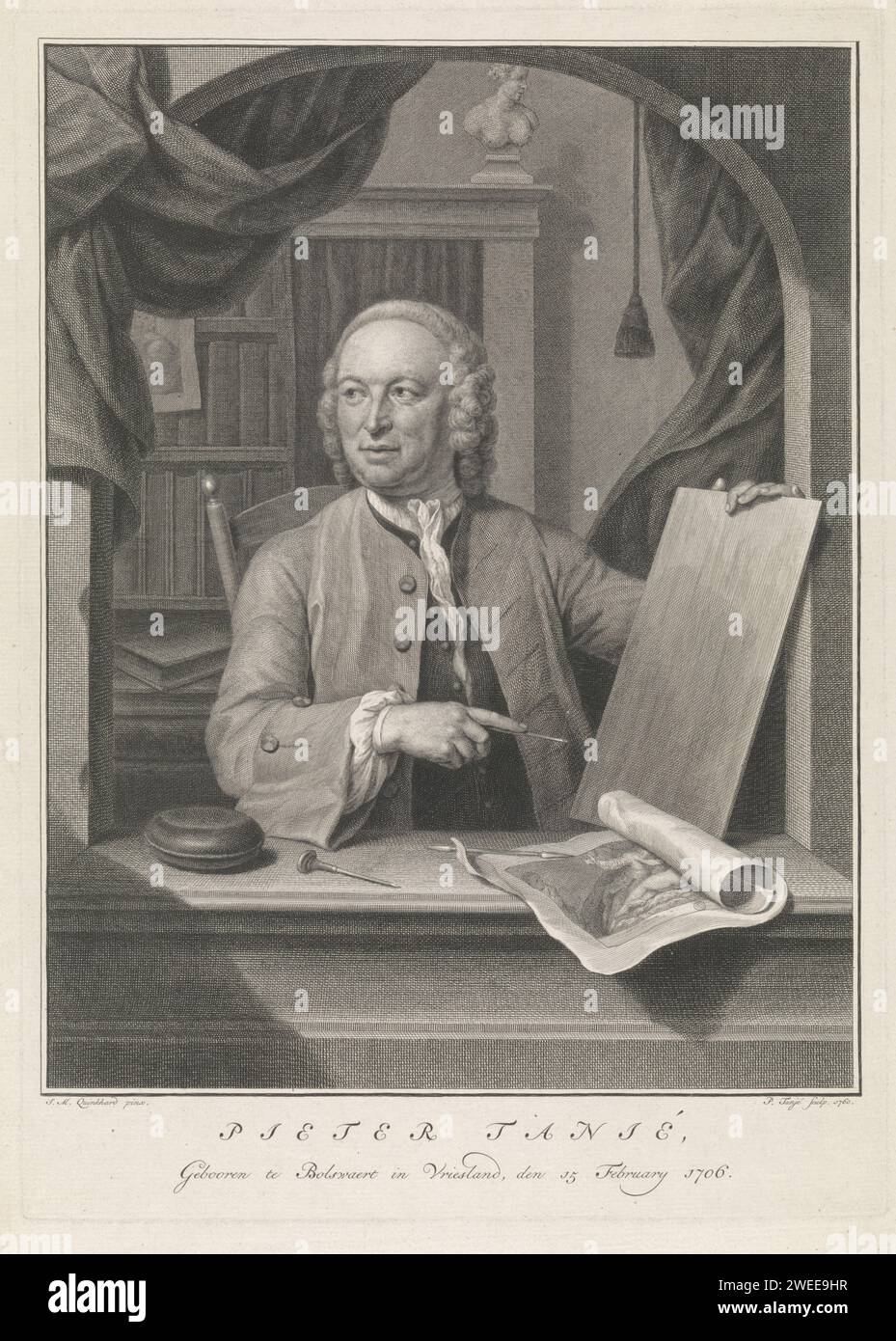 Portrait de Pieter Tanjé, Pieter Tanjé, d'après Jan Maurits Quinkhard, 1760 tirage Portrait de l'imprimeur Pieter Tanjé, assis dans une niche en forme d'arc derrière un rebord de fenêtre, avec Burijn et plaque de cuivre dans les mains. Il y a une impression, Burijnen et un tampon sur le rebord de la fenêtre. Derrière lui un départ avec bibliothèque. Amsterdam papier gravure / gravure portrait, autoportrait de l'artiste graphique. graveur, graveur Banque D'Images