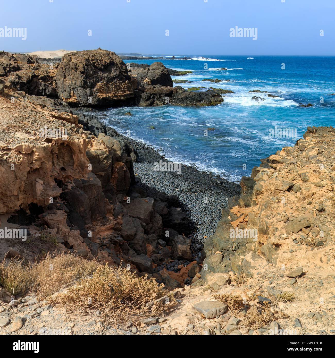 Côte accidentée de Boa Vista : rochers et vagues océaniques. Photo de haute qualité Banque D'Images