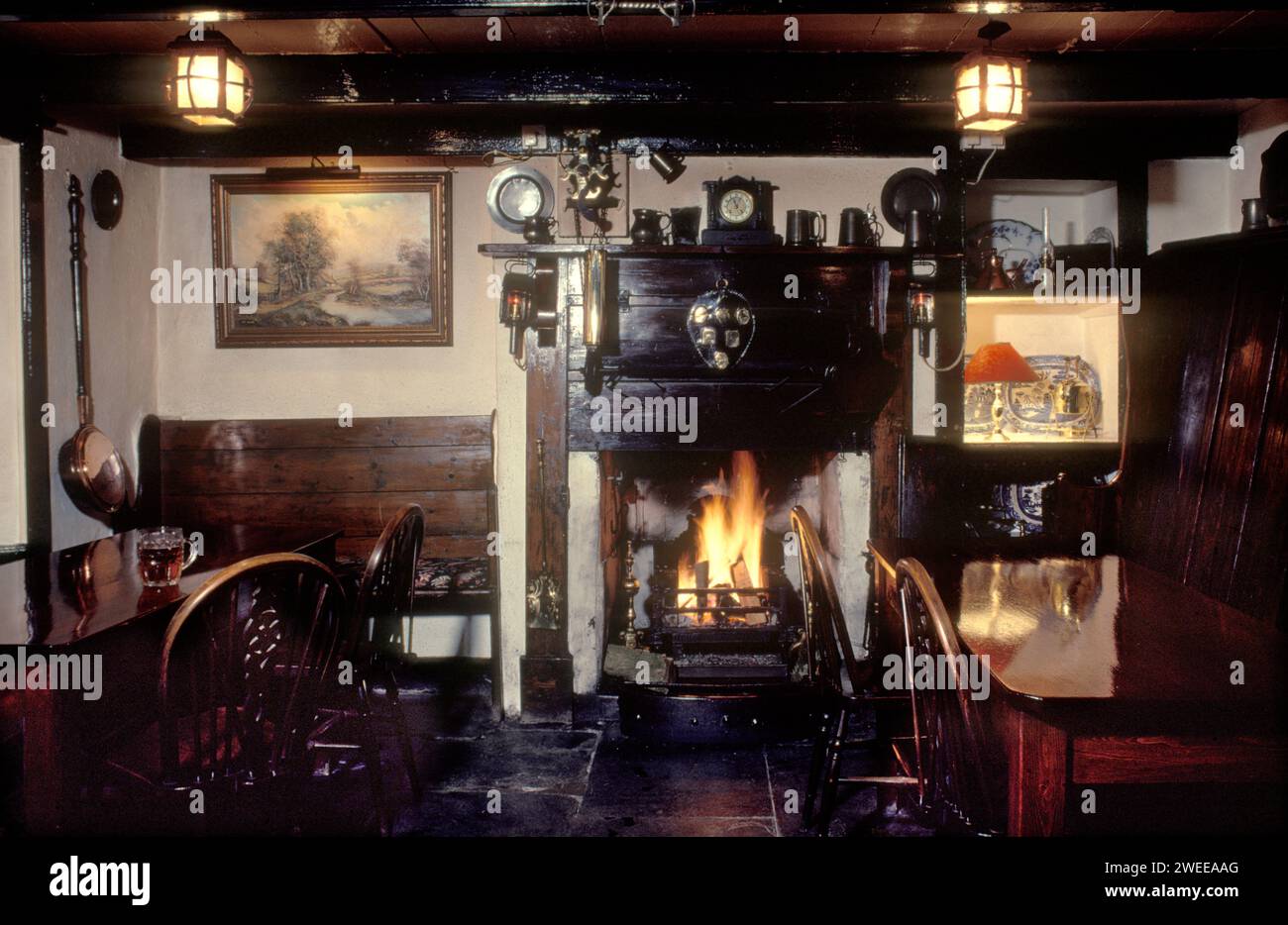 The Crown Inn, St Ewe, Cornwall, Angleterre pub intérieur avec un vrai charbon et feu ouvert. Sol en drapeau de pierre, mobilier poli et dossier haut. Un pub de village de Cornouailles. ANNÉES 1991 1990 ROYAUME-UNI HOMER SYKES Banque D'Images