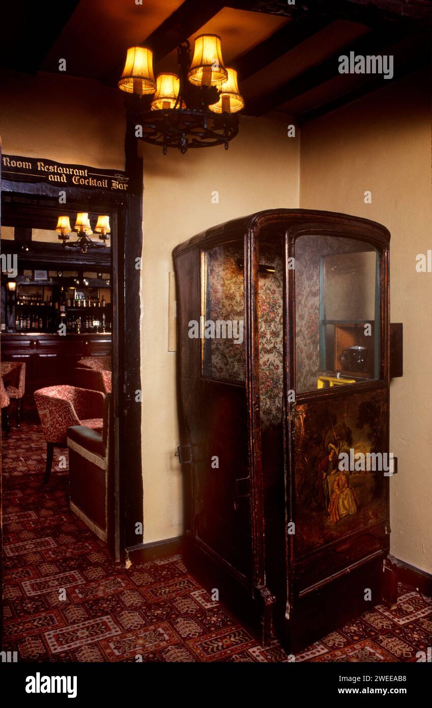 Sedan chair utilisé comme cabine téléphonique dans The Crown, Chiddingfold, Surrey. Angleterre années 1990 1991 le pub est un bâtiment Wealden du 14e siècle. HOMER SYKES Banque D'Images