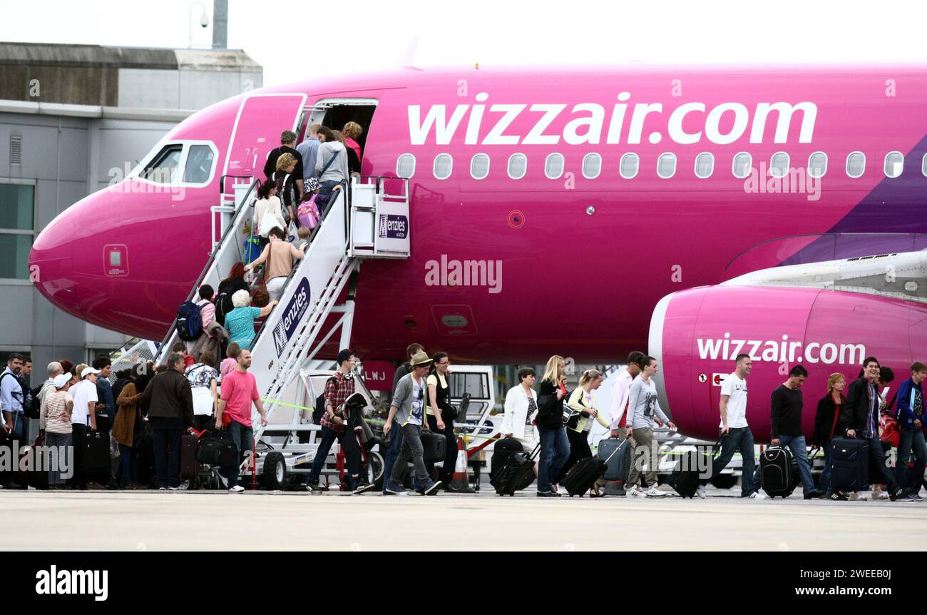 Photo de dossier datée du 20/07/11 de passagers montant à bord d'un avion Wizz Air à l'aéroport de Luton. Wizz Air a annoncé qu’il allait reprendre les vols entre le Royaume-Uni et Israël. La plupart des transporteurs ont suspendu leurs vols vers Israël en octobre, après le début du conflit entre le pays et le Hamas. Date de publication : jeudi 25 janvier 2024. Banque D'Images