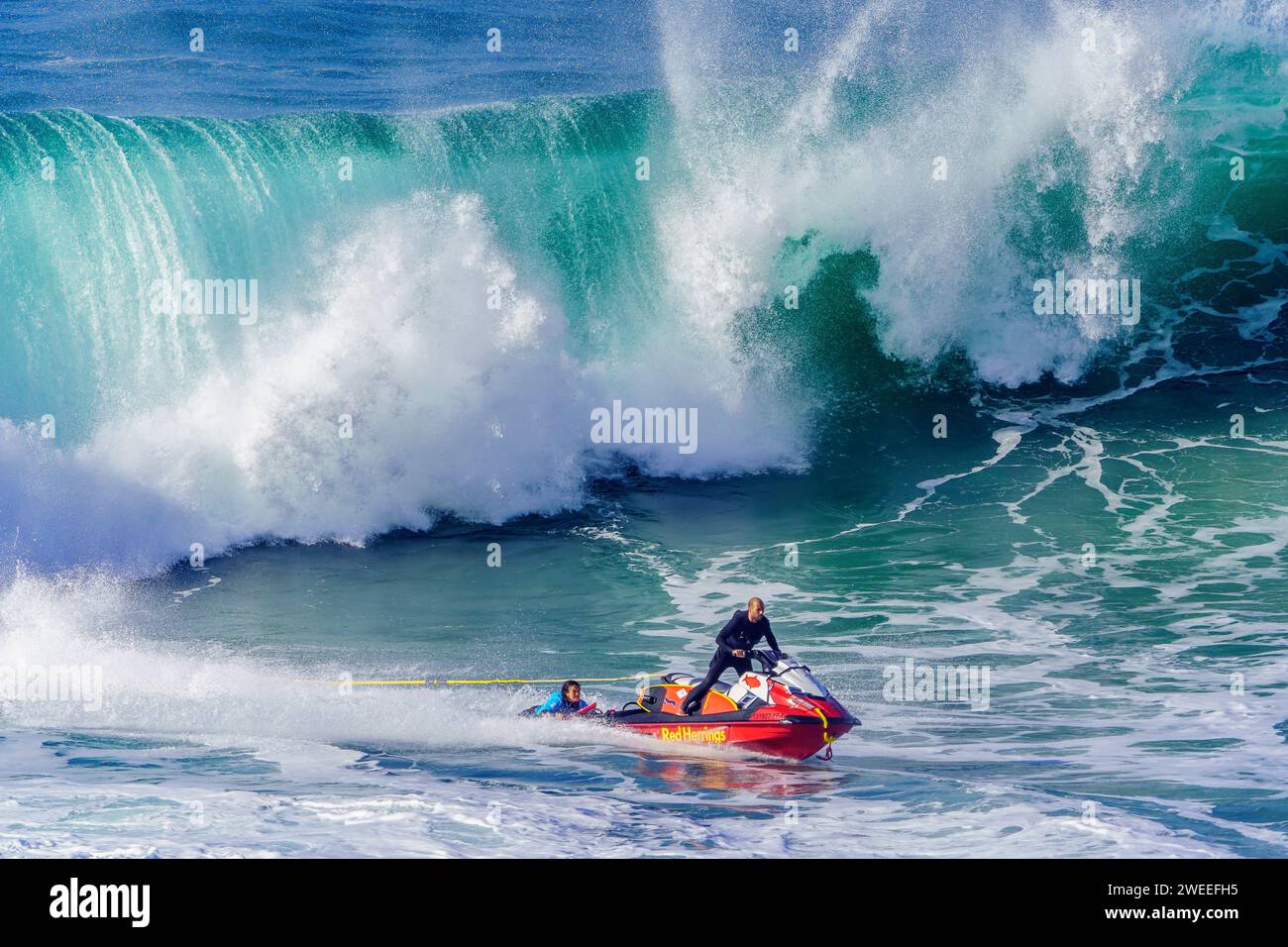 Atteignez la vague avec le scooter de l'eau à Nazarè (Portugal) Banque D'Images