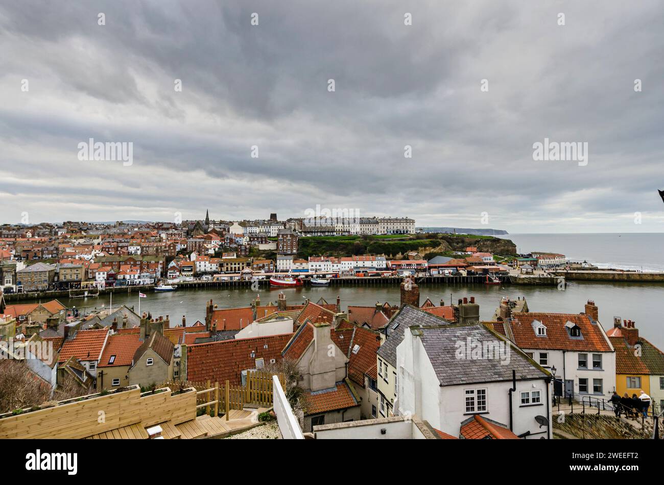 Endroit incroyable dans le North Yorkshire en Angleterre, Royaume-Uni. La ville s'appelle Whitby et voici à quoi elle ressemble en février. Banque D'Images