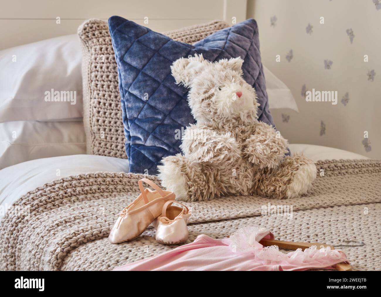 Lapin en peluche sur le lit Banque D'Images