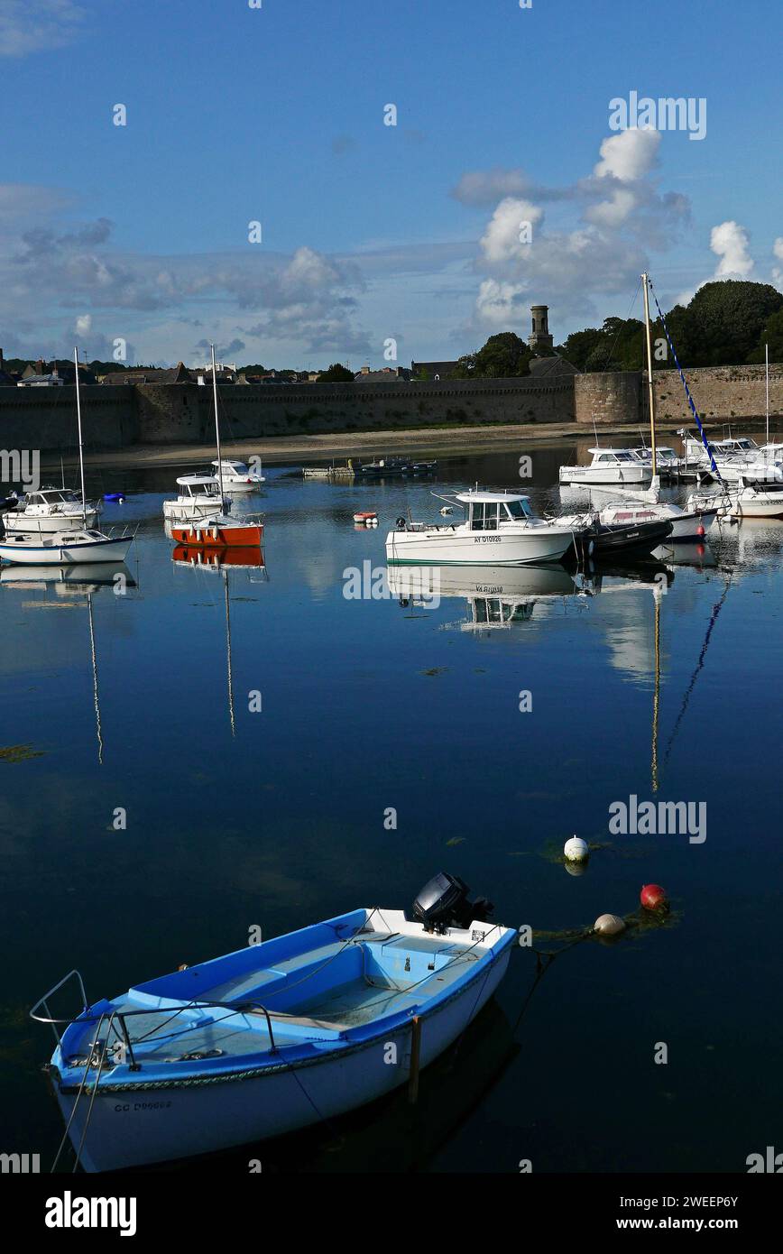 Petit bateau dans Port de Concarneau ville fortifiée, ville médiévale proche, Finistère, Bretagne, Bretagne, France Banque D'Images