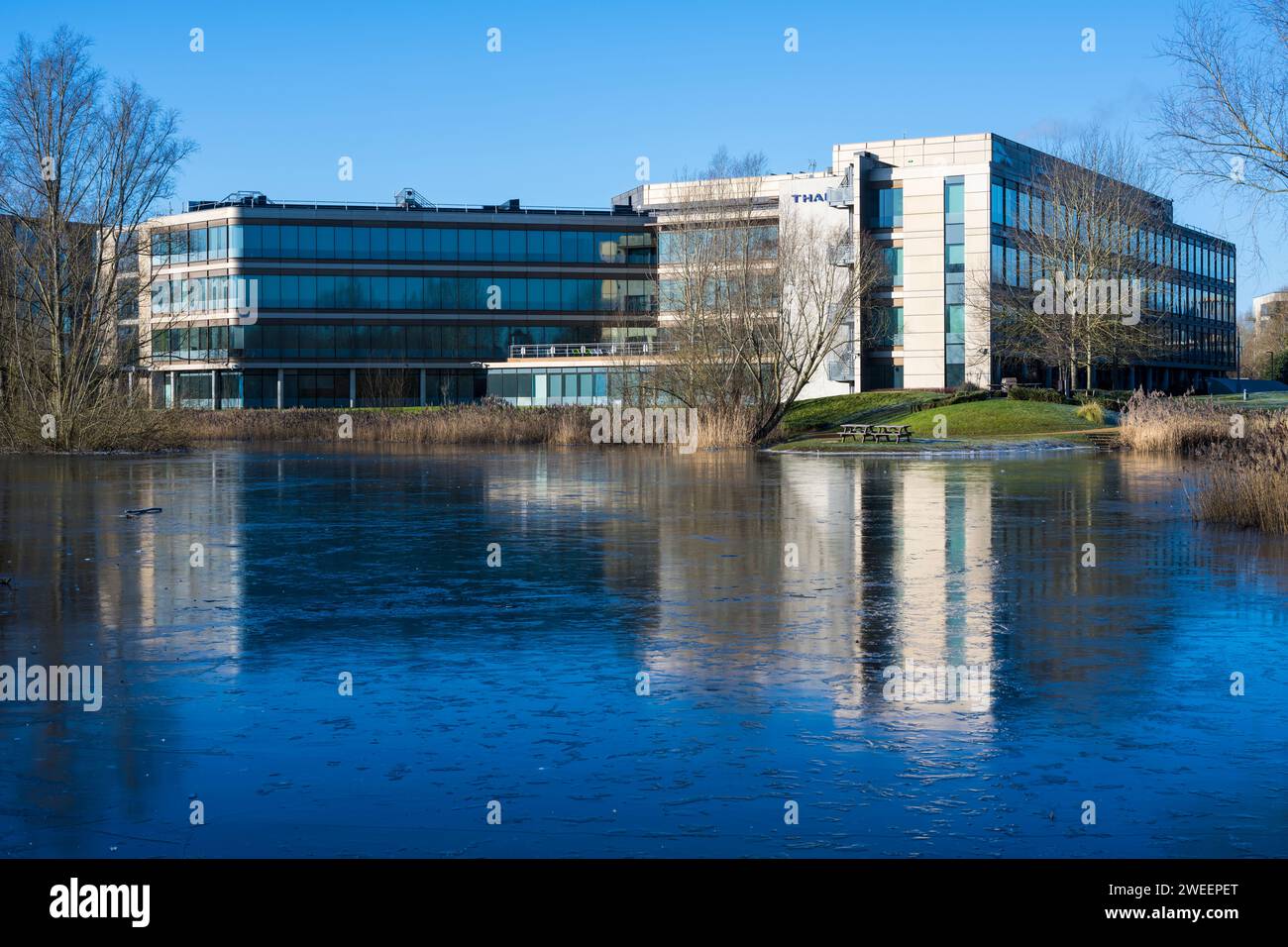 Thales UK, Reflection in Ice Lake, Green Park, Reading, Berkshire, Angleterre, ROYAUME-UNI, GB. Banque D'Images
