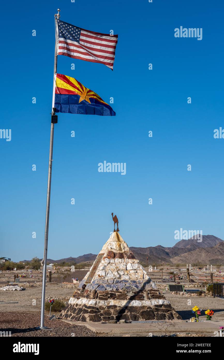 Drapeaux au-dessus de la tombe commémorative de Hadji Ali, ou Hi Jolly, dans le cimetière de Quartzsite, Arizona, avec les montagnes de Dome Rock derrière. Banque D'Images