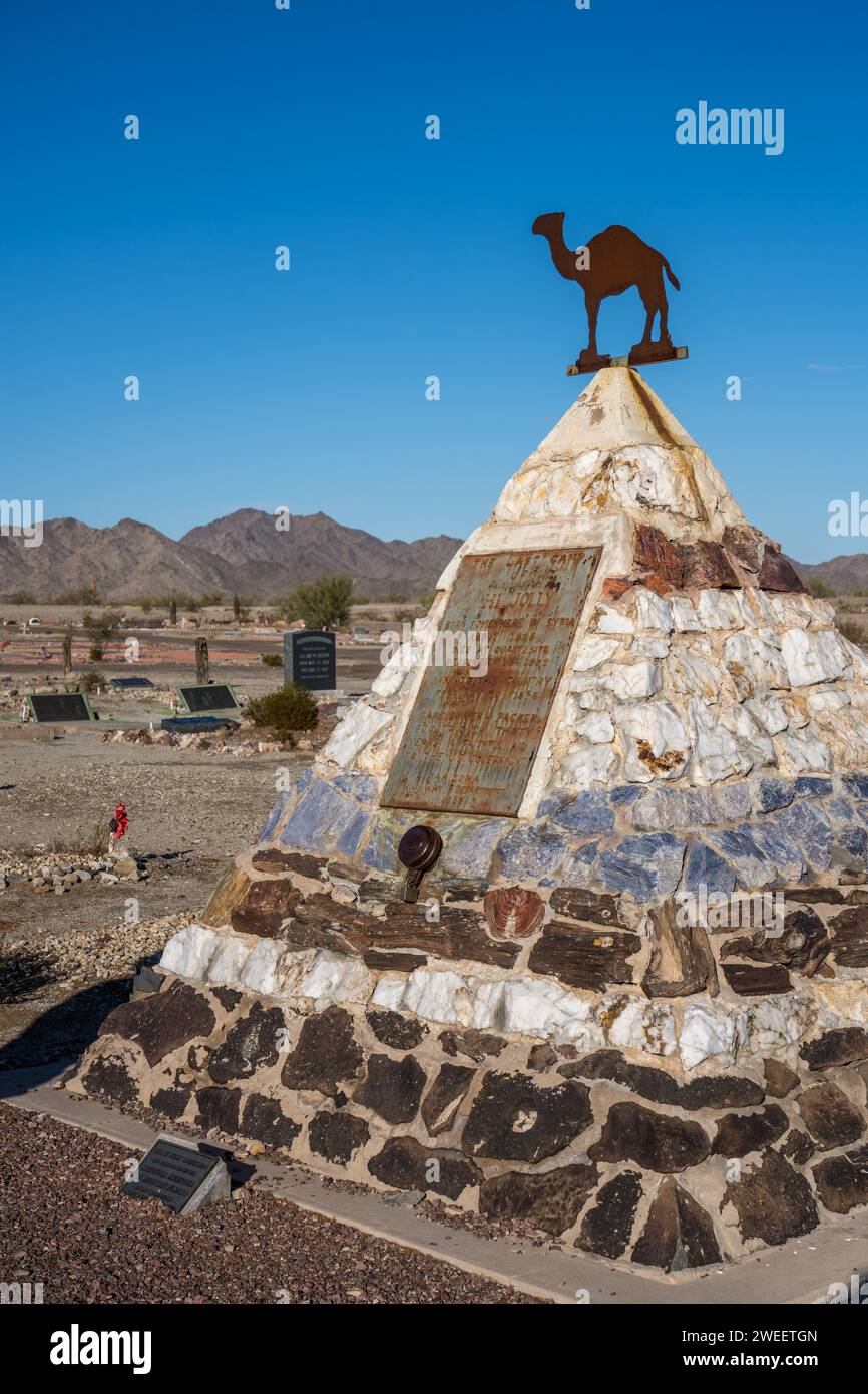 Le monument funéraire pour Hadji Ali, ou Hi Jolly, dans le cimetière de Quartzsite, Arizona avec les montagnes de Dome Rock derrière. Banque D'Images