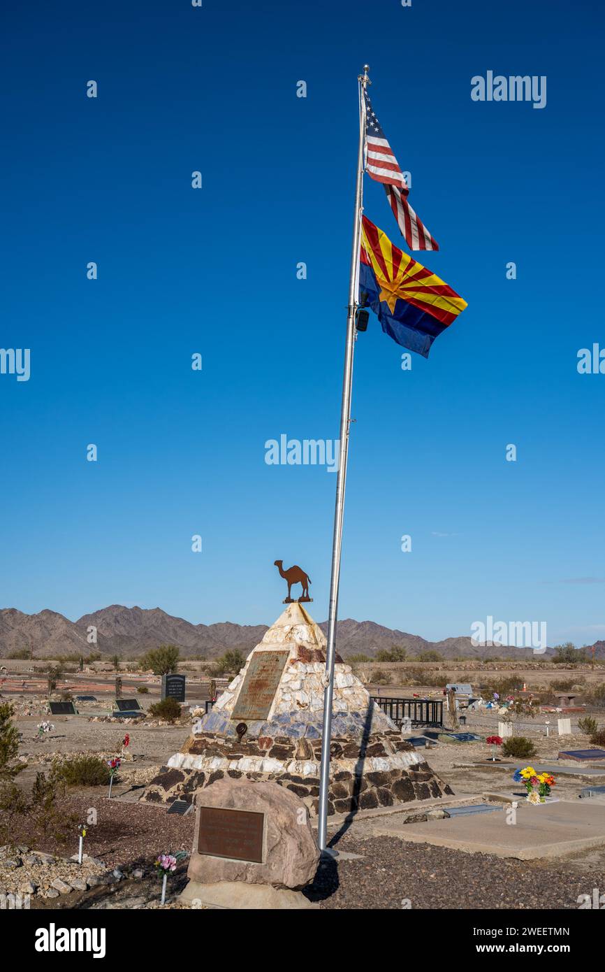 Drapeaux au-dessus de la tombe commémorative de Hadji Ali, ou Hi Jolly, dans le cimetière de Quartzsite, Arizona, avec les montagnes de Dome Rock derrière. Banque D'Images