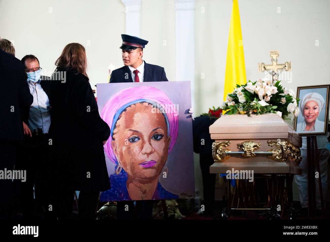 Les gens prennent part au cours du sillage du sénateur colombien pour l'alliance politique 'Pacto Historico' Piedad Cordoba au congrès colombien à Bogota, Col Banque D'Images
