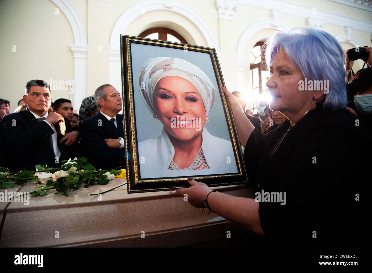 Les gens prennent part au cours du sillage du sénateur colombien pour l'alliance politique 'Pacto Historico' Piedad Cordoba au congrès colombien à Bogota, Col Banque D'Images