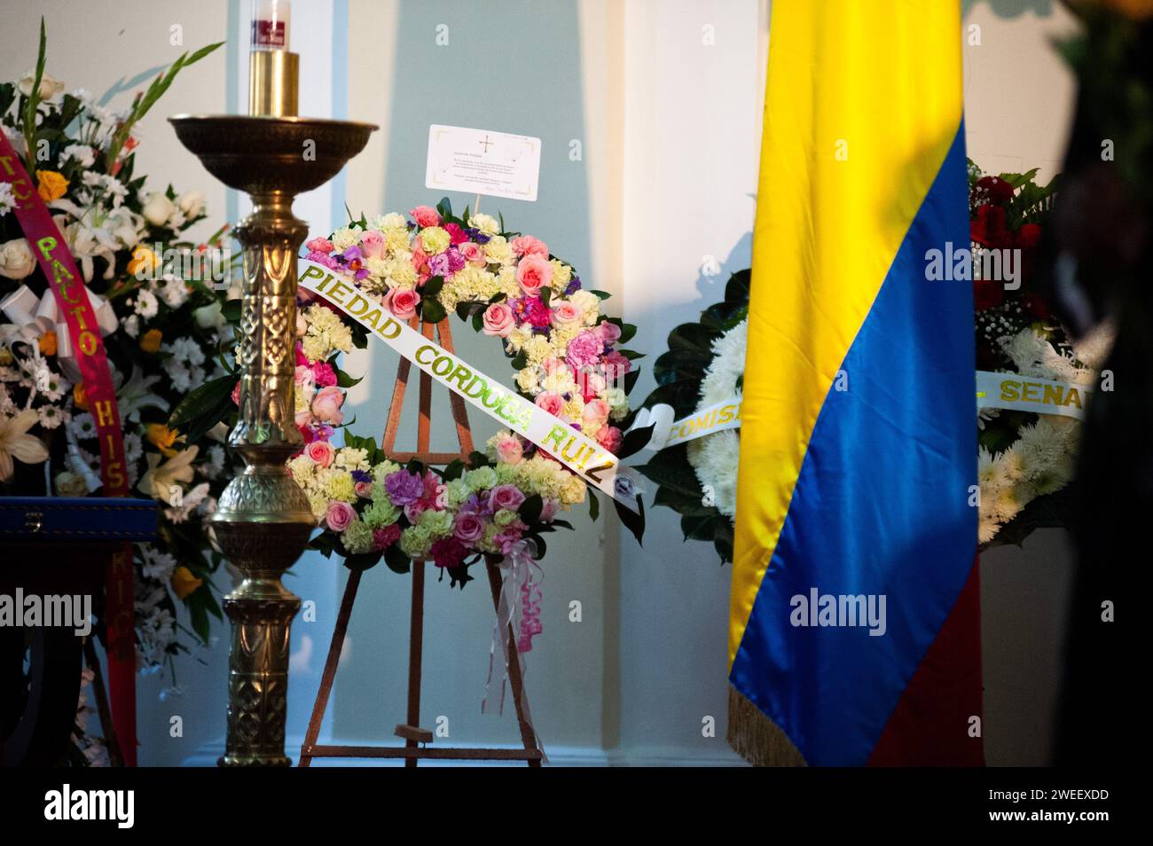 Les gens prennent part au cours du sillage du sénateur colombien pour l'alliance politique 'Pacto Historico' Piedad Cordoba au congrès colombien à Bogota, Col Banque D'Images