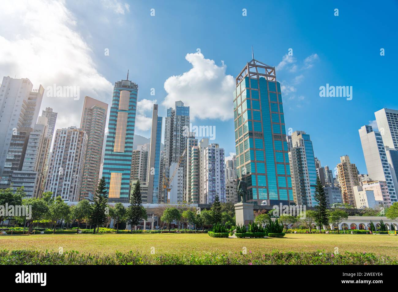 Large vue Hong Kong de gratte-ciel et quartier résidentiel place dans le parc de la ville avec monument Sun Yat Sen Statue Banque D'Images