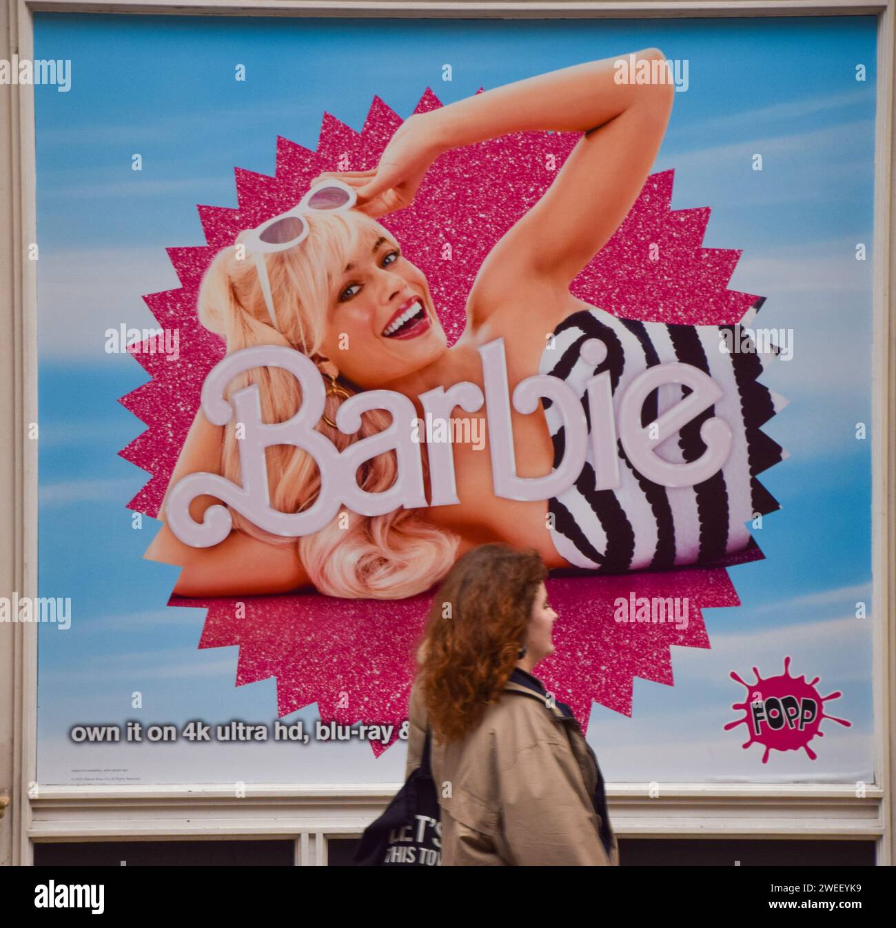 Londres, Royaume-Uni. 25 janvier 2024. Les gens passent devant une affiche promotionnelle pour Barbie au magasin Fopp à Covent Garden alors que la controverse continue autour de l'Oscar snub pour le film à succès. Crédit : Vuk Valcic/Alamy Live News Banque D'Images