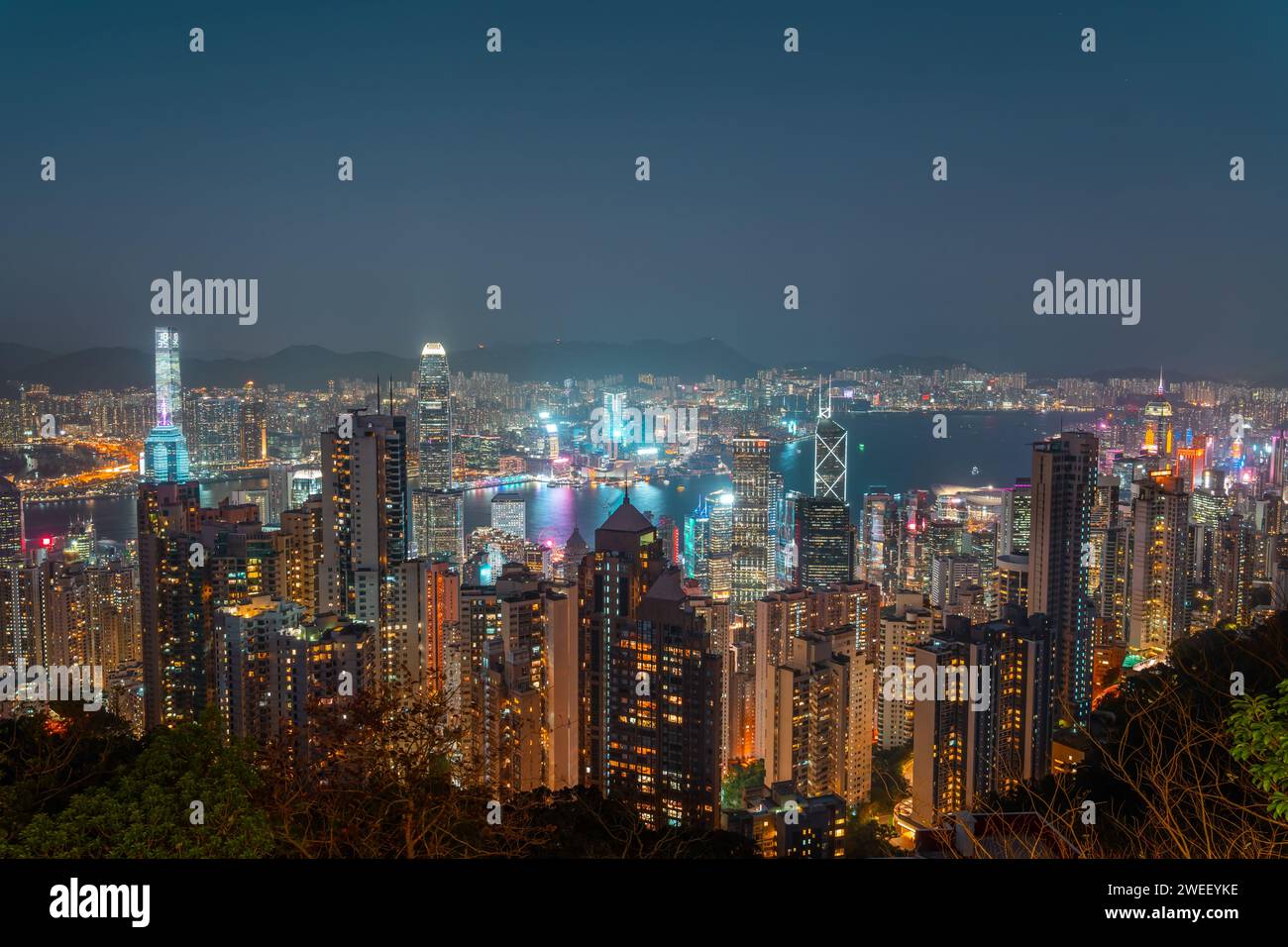Vue panoramique de la ville de Hong Kong depuis Victoria Peak à une heure sombre vue aérienne Banque D'Images