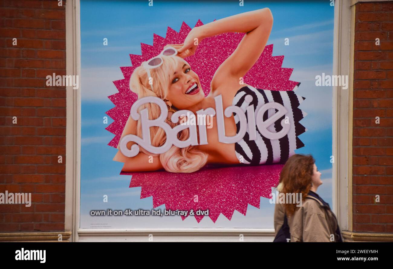 Londres, Royaume-Uni. 25 janvier 2024. Les gens passent devant une affiche promotionnelle pour Barbie au magasin Fopp à Covent Garden alors que la controverse continue autour de l'Oscar snub pour le film à succès. Crédit : Vuk Valcic/Alamy Live News Banque D'Images
