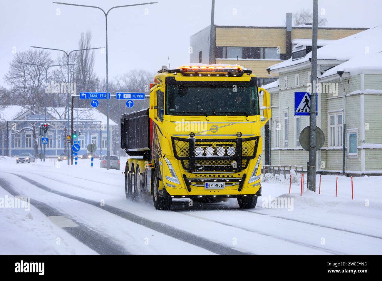 Le nouveau tombereau Volvo FH magnifiquement personnalisé au travail pour transporter la neige déblayée de la ville vers une décharge de neige. Salo, Finlande. 21 janvier 2024. Banque D'Images