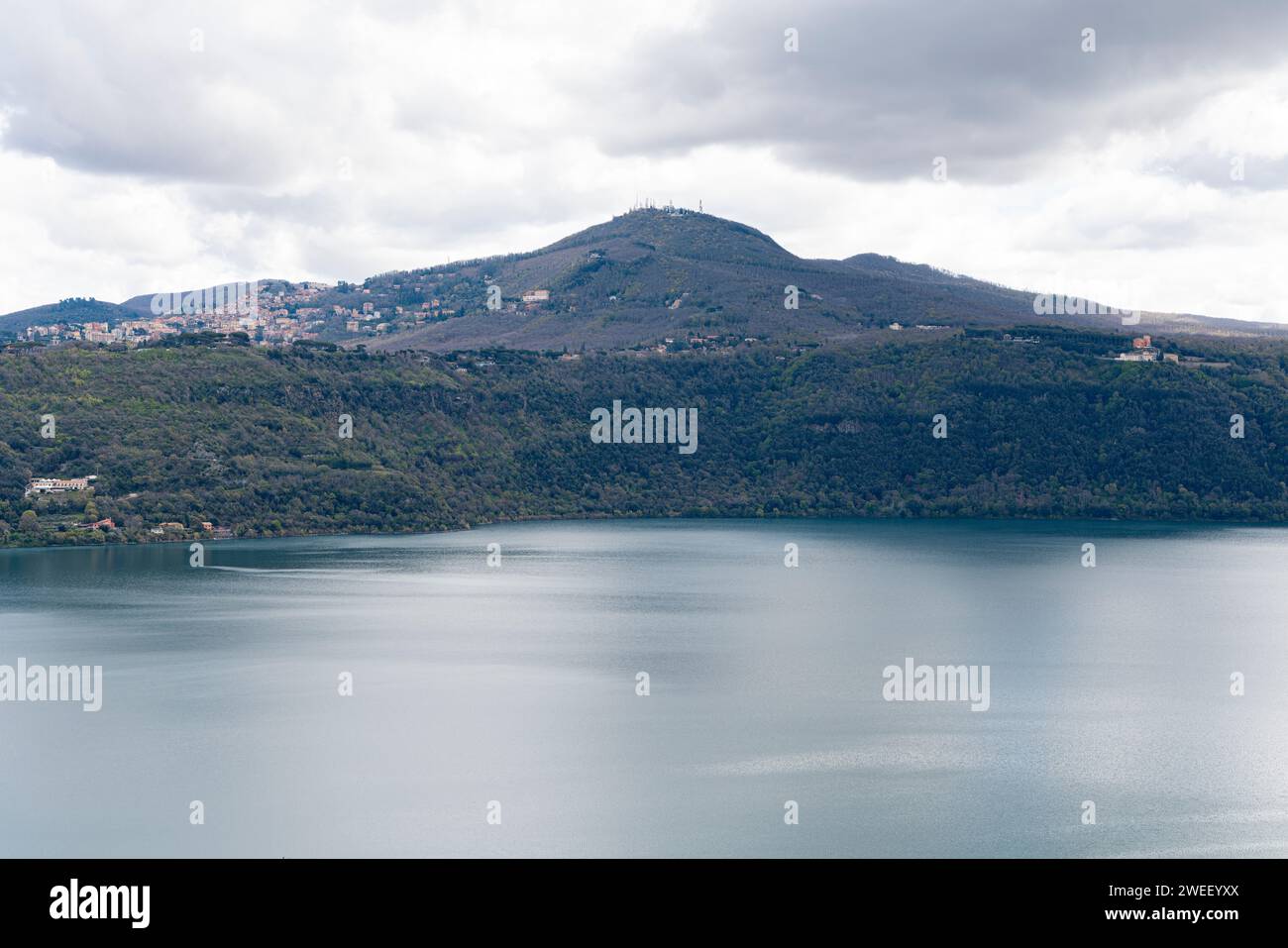 Photographie prise à Castel Gandolfo, Italie, sous un angle élevé, capturant une vue sur le lac et les montagnes Banque D'Images