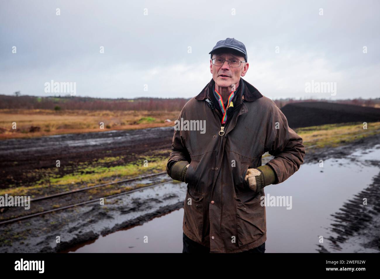 Le Dr Alastair Ruffell de Queens University Belfast s'adressant aux médias près du site de Bellaghy, Co Londonderry, où des restes humains de carbone datés de 2 000 à 2 500 ans ont été trouvés. Un anthropologue médico-légal certifié a déterminé que les restes antiques sont probablement un homme âgé entre 13-17 ans au moment de la mort. L'unité archéologique de l'équipe de récupération du corps du PSNI a fait la découverte lors de fouilles, après avoir été alertée de la présence d'os humains à la surface de tourbières à Bellaghy en octobre 2023. Date de la photo : jeudi 25 janvier 2024. Banque D'Images