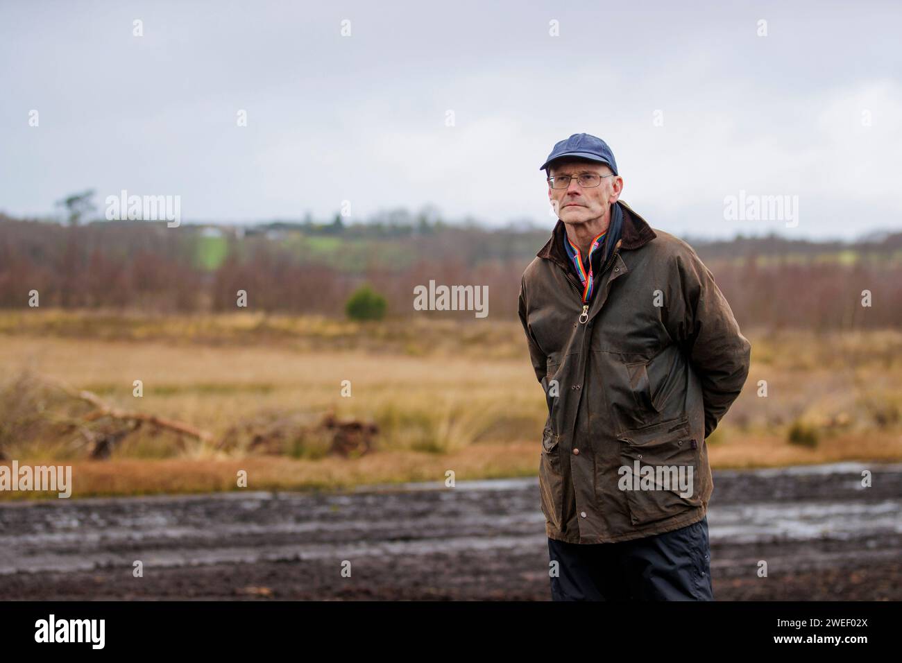 Le Dr Alastair Ruffell de Queens University Belfast s'adressant aux médias près du site de Bellaghy, Co Londonderry, où des restes humains de carbone datés de 2 000 à 2 500 ans ont été trouvés. Un anthropologue médico-légal certifié a déterminé que les restes antiques sont probablement un homme âgé entre 13-17 ans au moment de la mort. L'unité archéologique de l'équipe de récupération du corps du PSNI a fait la découverte lors de fouilles, après avoir été alertée de la présence d'os humains à la surface de tourbières à Bellaghy en octobre 2023. Date de la photo : jeudi 25 janvier 2024. Banque D'Images