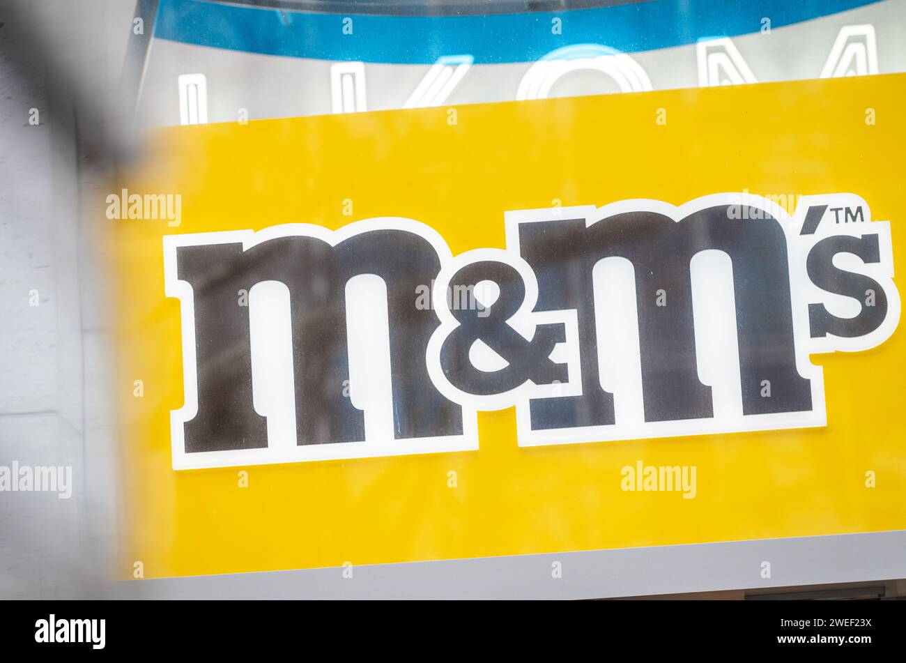 Berlin, Berlin, Allemagne. 25 janvier 2024. Le logo de M&MS peut être considéré comme un rassemblement de ctivistes contre l'utilisation de pesticides très dangereux dans la culture du cacao à l'approche de l'ISM Cologne 2024 (International Sweets and biscuits Fair) devant le mars M&M Store Berlin. Les militants et les partisans de l’organisation de développement INKOTA-netzwerk e.V. demandent aux grandes entreprises chocolatières telles que mars de cesser l’utilisation de pesticides très dangereux dans leurs chaînes d’approvisionnement, qui ne sont pas autorisés en Europe en raison de leurs effets nocifs. Ils soulignent que 1,5 millions d'enfants sont des expos Banque D'Images