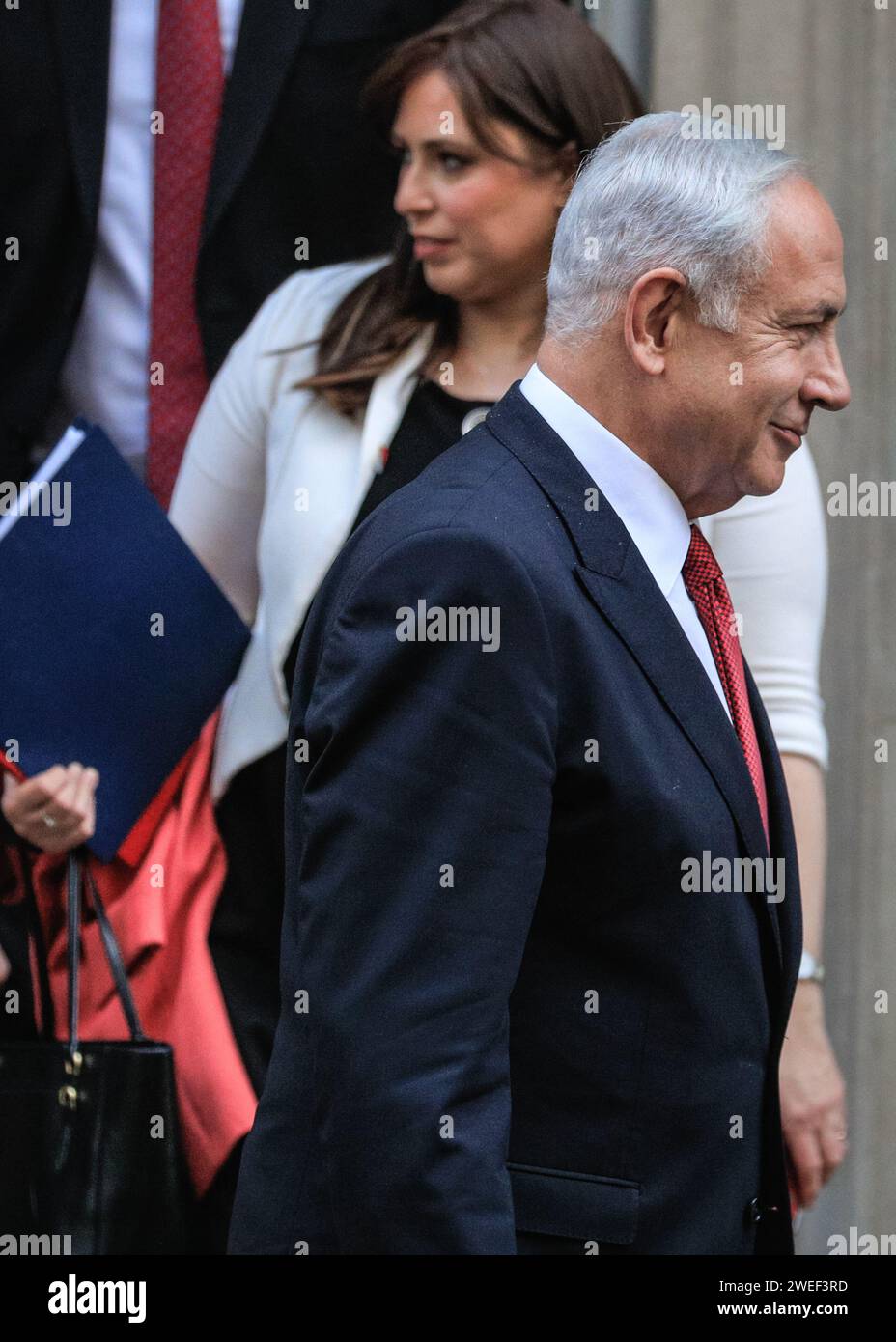 Benjamin Netanyahu, Premier ministre israélien, Ambassadeur Tzipi Hotovely (derrière) visite au Royaume-Uni, Londres, Royaume-Uni Banque D'Images