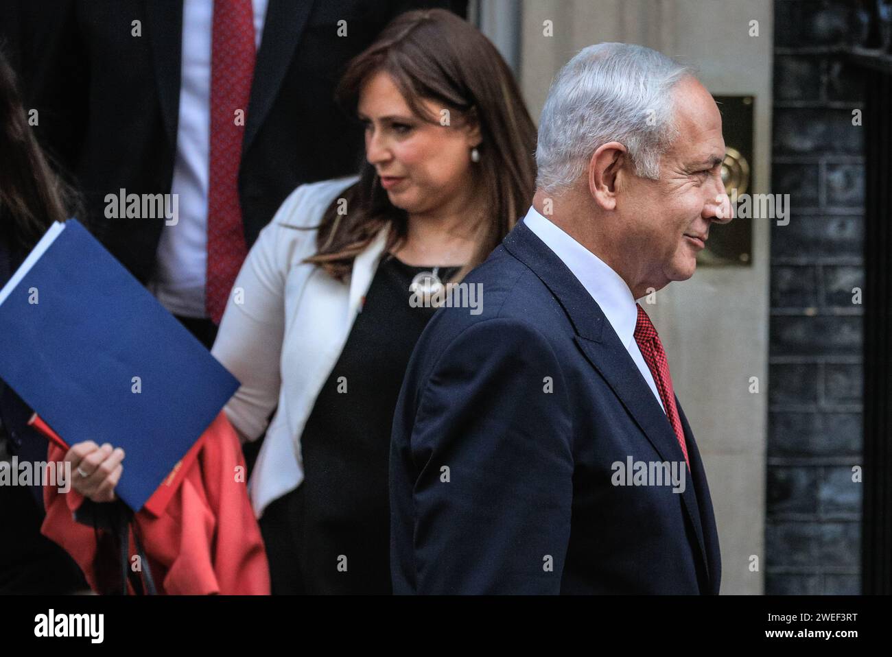 Benjamin Netanyahu, Premier ministre israélien, Ambassadeur Tzipi Hotovely (derrière) visite au Royaume-Uni, Londres, Royaume-Uni Banque D'Images